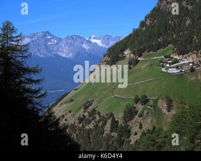 Auf einem alpinen Ridgeway (ein Abschnitt zwischen St. Martin im Kofel und der Stadt) Schlanders im Vinschgau, Südtirol. - Wanderer sind zu den herrlichen Panoramablick behandelt. 19.06.2017, getroffen. Foto: Reinhard Kaufhold/dpa-Zentralbild/ZB | Verwendung weltweit Stockfoto