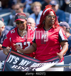 Chicago, Illinois, USA. 10 Sep, 2017. - Ein paar der Atlanta Falcons Fans vor dem NFL Spiel zwischen den Atlanta Falcons und Chicago Bears im Soldier Field in Chicago, IL. Credit: Csm/Alamy leben Nachrichten Stockfoto