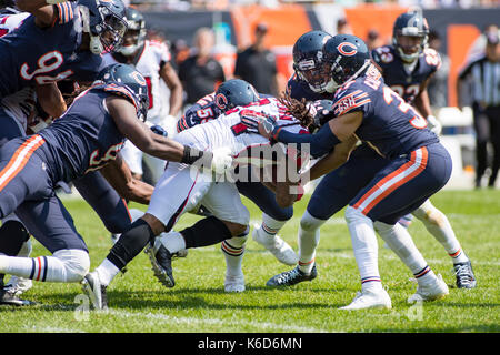 September 10, 2017: Chicago, Illinois, USA - Atlanta Falcons #24. Devonta Freeman pflüge durch die Verteidigung während der NFL Spiel zwischen den Atlanta Falcons und Chicago Bears im Soldier Field in Chicago, IL. Stockfoto