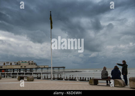 Aberystwyth Wales UK, Dienstag, 12. Sep 2017 UK Wetter: Sturm Aileen Ansätze der Westküste, mit Menschen auf der Promenade beobachten die dunklen Wolken in Photo Credit: Keith Morris/Alamy leben Nachrichten Stockfoto