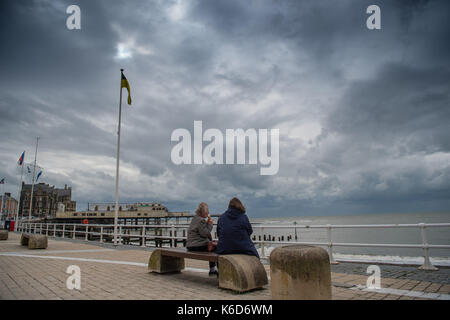 Aberystwyth Wales UK, Dienstag, 12. Sep 2017 UK Wetter: Sturm Aileen Ansätze der Westküste, mit Menschen auf der Promenade zu essen Eis und beobachten die dunklen Wolken in Photo Credit: Keith Morris/Alamy leben Nachrichten Stockfoto