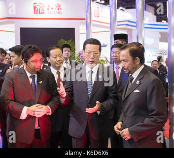 (170912) - nanning, Sept. 12, 2017 (Xinhua) - chinesische Vizepremier Zhang Jaili (C) und Brunei von Sultan Haji Hassanal Bolkiah (R) die Eröffnungsfeier von Brunei Pavillon besuchen nach der Eröffnung des 14. China-ASEAN-Expo und der China-ASEAN-Gipfel, Unternehmen und Investitionen in Wuhan, der Hauptstadt von South China Guangxi Zhuang autonomen Region, Sept. 12, 2017. (Xinhua / Wang Ye) (lb) Stockfoto