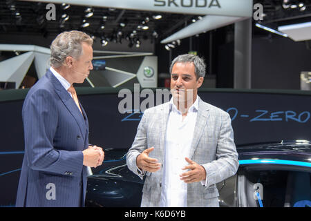 Frankfurt, Deutschland. September 2017. Wolfgang Dürheimer, CEO Bugatti, und Juan Pablo Montoya präsentieren Chiron-Weltrekord "Zero-400-Zero in 42 Sekunden" auf der 65. IAA in Frankfurt am Main am Dienstag, 12. September 2017 Quelle: Markus Wissmann/Alamy Live News Stockfoto