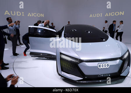 (170912) - Frankfurt, Sept. 12, 2017 (Xinhua) - Foto auf Sept. 12, 2017 zeigt ein Audi Aicon Concept Car auf der Bühne während der 2017 Internationale Automobilausstellung IAA in Frankfurt am Main, Deutschland. (Xinhua / Luo Huanhuan) (zjy) Stockfoto