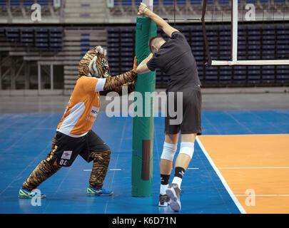 Berlin, Deutschland. 12 Sep, 2017. Charly, das Maskottchen der Berliner Volleys, beteiligt sich an der Praxis der Mannschaft an der Max-Schmeling-Halle in Berlin, Deutschland, 12. September 2017. Foto: Soeren Stache/dpa/Alamy leben Nachrichten Stockfoto