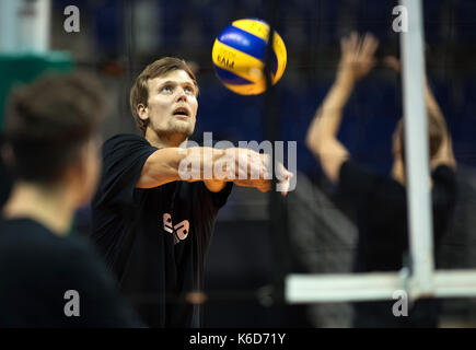 Berlin, Deutschland. 12 Sep, 2017. Robert Kromm der Berliner Volleys beteiligt sich an der Praxis der Mannschaft an der Max-Schmeling-Halle in Berlin, Deutschland, 12. September 2017. Foto: Soeren Stache/dpa/Alamy leben Nachrichten Stockfoto