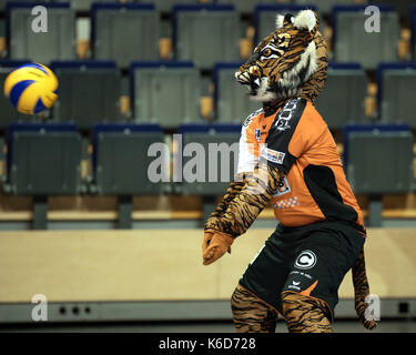 Berlin, Deutschland. 12 Sep, 2017. Charly, das Maskottchen der Berliner Volleys, beteiligt sich an der Praxis der Mannschaft an der Max-Schmeling-Halle in Berlin, Deutschland, 12. September 2017. Foto: Soeren Stache/dpa/Alamy leben Nachrichten Stockfoto