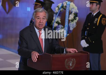 United Nations, New York, USA, September 12 2017 - Generalsekretär Antonio Guterres legt heute im UN-Hauptquartier in New York einen Kranz zum Gedenken an den ehemaligen Generalsekretär Dag Hammarskjold an einer Zeremonie zum 56. Todestag Hammarskjolds nieder. Foto: Luiz Rampelotto/EuropaNewswire weltweit Stockfoto