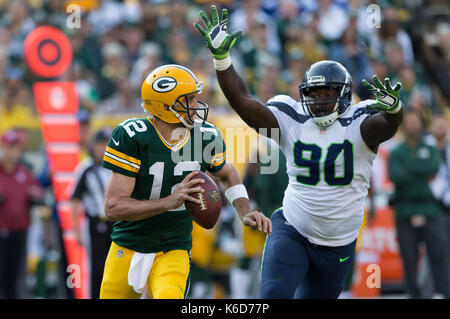 Green Bay, WI, USA. 10 Sep, 2017. Seattle Seahawks defensiver Jarran Reed #90 jagt Green Bay Packers Quarterback Aaron Rodgers #12 Während der NFL Football Spiel der Seattle Seahawks und die Green Bay Packers im Lambeau Field in Green Bay, WI. Green Bay besiegt Seattle 17-9. John Fisher/CSM/Alamy leben Nachrichten Stockfoto