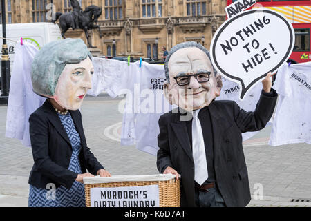 London, Großbritannien. 12 Sep, 2017. Maskierte Demonstranten warten außerhalb des Parlaments für die Ankündigung der Verweisung an die Wettbewerbsbehörden des 21. Jahrhunderts Fox Angebot für Sky Credit: Ian Davidson/Alamy leben Nachrichten Stockfoto