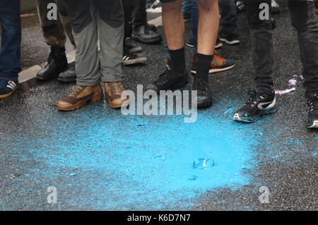 Paris, Frankreich. 12 Sep, 2017. Eine paintbomb ist während eines Loi Travail März in Paris Credit geworfen: Conall Kearney/Alamy leben Nachrichten Stockfoto