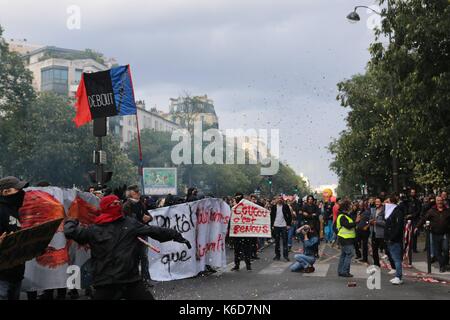 Paris, Frankreich. 12 Sep, 2017. Demonstrant wirft Rock bei der Polizei in Paris Quelle: Conall Kearney/Alamy leben Nachrichten Stockfoto