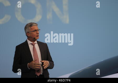 Frankfurt am Main, Deutschland. 12. September 2017. Rupert Stadler, Vorstandsvorsitzender der AUDI AG, präsentiert den Audi Concept Car Aicon auf der Pressekonferenz. Der deutsche Autohersteller Audi, ein Teil der Volkswagen Gruppe, stellte die beiden selbst Fahrer Concept Cars Elaine und Aicon auf einer Pressekonferenz der 2017 Internationale Automobil-Ausstellung (IAA). Quelle: Michael Debets/Alamy leben Nachrichten Stockfoto