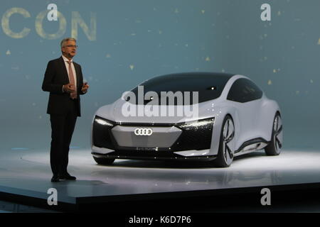 Frankfurt am Main, Deutschland. 12. September 2017. Rupert Stadler, Vorstandsvorsitzender der AUDI AG, präsentiert den Audi Concept Car Aicon auf der Pressekonferenz. Der deutsche Autohersteller Audi, ein Teil der Volkswagen Gruppe, stellte die beiden selbst Fahrer Concept Cars Elaine und Aicon auf einer Pressekonferenz der 2017 Internationale Automobil-Ausstellung (IAA). Quelle: Michael Debets/Alamy leben Nachrichten Stockfoto