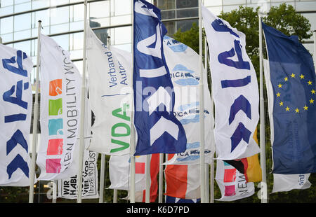 Verschiedene Flags sind auf der Internationalen Automobilausstellung (IAA) in Frankfurt/Main, Deutschland gehisst, 12. September 2017. Die Hersteller präsentieren ihre neuesten Entwicklungen auf der größten Automobilmesse der Welt zwischen dem 14. und 24. September. Foto: Arne Dedert/dpa Stockfoto