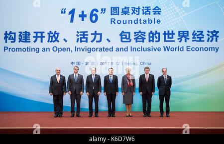 (170912)-BEIJING, Sept. 12, 2017 (Xinhua) - Der chinesische Ministerpräsident Li Keqiang und Leiter der großen internationalen wirtschaftlichen Institutionen stellen für Bilder vor der '1 6' Roundtable Konferenz in Peking, der Hauptstadt von China, Sept. 12, 2017. Li, zusammen mit der Weltbankgruppe (WBG) Präsident Jim Yong Kim, Internationaler Währungsfonds (IWF) Geschäftsführer Christine Lagarde, Welthandelsorganisation (WTO) Generaldirektor Roberto Azevedo, Internationale Arbeitsorganisation (ILO) Generaldirektor Guy Ryder, der Organisation für Wirtschaftliche Zusammenarbeit und Entwicklung (OECD) Generalsekretär Angel Gurría und Finanzierung Stockfoto