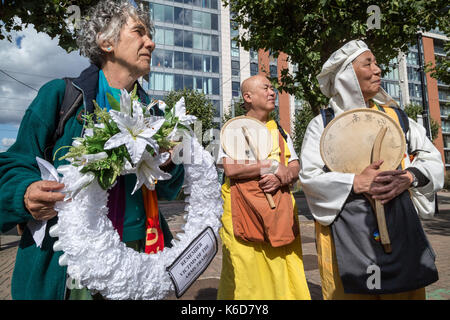 London, Großbritannien. 12. September 2017. Japanische buddhistische Mönche melden Sie die Proteste gegen DSEi Arme Fair (Defence and Security Equipment International), dem weltweit größten Waffen-Messe in Excel Centre in East London statt. Credit: Guy Corbishley/Alamy leben Nachrichten Stockfoto