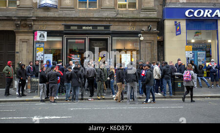 Glasgow, Schottland, Großbritannien. 12 Sep, 2017. Paris Saint-Germain Football Club, allgemein als PSG spielen Celtic Glasgow in der Champions League heute Abend bekannt. PSG ultra Fans bleiben unter der Kontrolle von der Polizei in Schottland, wie Sie über den Bürgersteig in der Nähe einer Kneipe am George Square Tigi. Credit: Gerard Fähre / alamy Leben Nachrichten Stockfoto