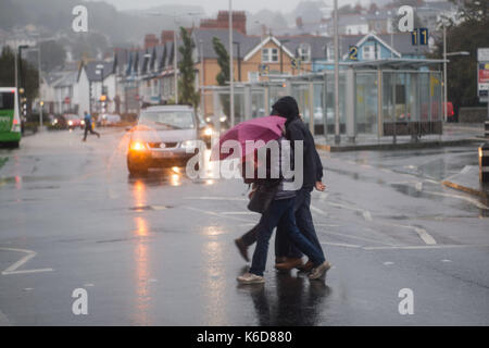 Aberystwyth Wales UK, Dienstag, 12. Sep 2017 UK Wetter: Sturm Aileen bringt die sintflutartigen Regenfälle Fußgänger zu genießen, wie sie in Aberystwyth. Mehr als die Hälfte Durchschnitt in diesem Monat Regen vorausgesagt wird im Norden und Westen von Großbritannien in den nächsten Stunden zu gießen. Photo Credit: Keith Morris/Alamy leben Nachrichten Stockfoto