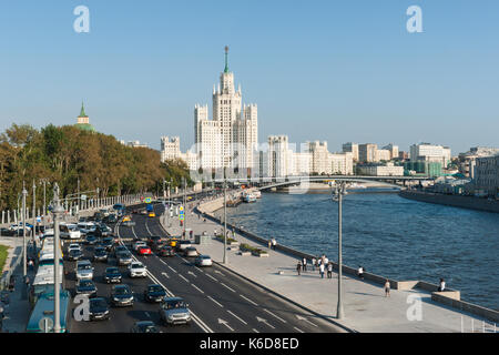 Moskau, Russland. 12 Sep, 2017. Die neue Landschaft park Zaryadye (der Bereich über die Reihen der Kaufleute) öffnet, die der Kreml Anstelle der abgerissenen Hotel Russland. Der Park wurde unter der Aufsicht der amerikanischen Design Studio Diller Scofidio + Renfro entwickelt. Sie stellt vier Klimazonen der Russland und enthält Philharmonia, hotel, Museen und anderen Objekten. Eine große Fußgängerzone Brücke können Besucher über die Moskwa. Neue Ansichten über Moskvoretskaya Damm und hohes Wohngebäude öffnen. Credit: Alex's Bilder/Alamy leben Nachrichten Stockfoto