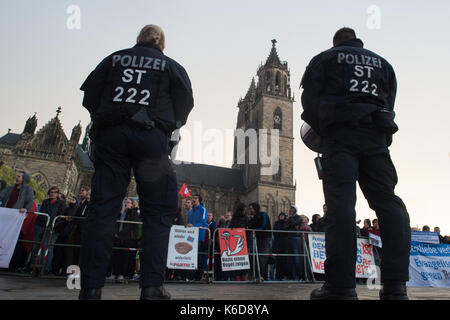 Magdeburg, Deutschland. 12 Sep, 2017. Polizisten stehen vor Demonstranten protestieren eine Veranstaltung der Alternative für Deutschland Partei auf dem Domplatz in Magdeburg, Deutschland, 12. September 2017. Foto: Klaus-Dietmar Gabbert/dpa-Zentralbild/dpa/Alamy leben Nachrichten Stockfoto