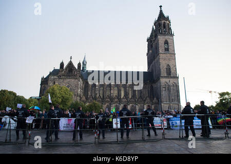 Magdeburg, Deutschland. 12 Sep, 2017. Polizisten stehen vor Demonstranten protestieren eine Veranstaltung der Alternative für Deutschland Partei auf dem Domplatz in Magdeburg, Deutschland, 12. September 2017. Foto: Klaus-Dietmar Gabbert/dpa-Zentralbild/dpa/Alamy leben Nachrichten Stockfoto