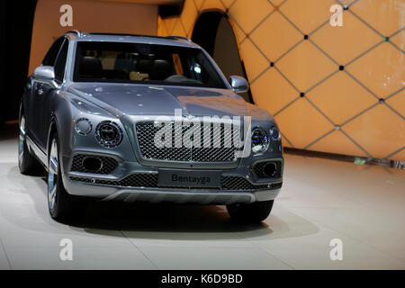 Frankfurt am Main, Deutschland. 12 Sep, 2017. Der Bentley Bentayga ist auf der Pressekonferenz vorgestellt. British luxury car Hersteller Bentley, ein Teil der Volkswagen Gruppe, stellte der neue Continental GT auf einer Pressekonferenz der 2017 Internationale Automobil-Ausstellung (IAA) in Frankfurt am Main. Quelle: Michael Debets/Alamy leben Nachrichten Stockfoto