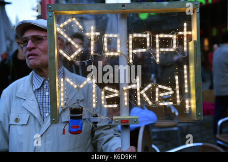 Jena, Deutschland. 12 Sep, 2017. Ein Mann hält ein Schild mit der Aufschrift toppt Merkel!" Bei einer Wahlkampfveranstaltung der AfD in Jena, Deutschland, 12. September 2017. Foto: Martin Schutt/dpa-Zentralbild/dpa/Alamy leben Nachrichten Stockfoto