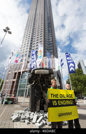 Frankfurt am Main, Deutschland. 12 Sep, 2017. Deutschland, Frankfurt, September 12, 2017, 67 Internationale Automobilausstellung IAA: Greenpeace Demonstration vor der Halle mit dem Slogan "Das Öl Alter ist vorbei". Credit: Jürgen Schwarz/Alamy leben Nachrichten Stockfoto