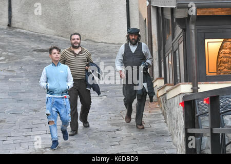 Civita, am Set in Kalabrien der zweiten Episode von Danny Boyle's Trust Film, mit Donald Sutherland und Hilary Swank in der Besetzung von Robert De Niro ausgewählt. Auf dem Foto einige lokale Extras, die Einheimischen zu interpretieren. 12/09/2017, Civita, Italien Stockfoto