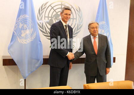 Uno, New York, USA. 12. September 2017. UN-Sec-Gen Antonio Guterres erhielt die Anmeldeinformationen von Norwegens neue Botschafter bei der UNO, Riß Hattrem. Foto: Matthew Russell Lee/Innere Stadt drücken Sie Stockfoto