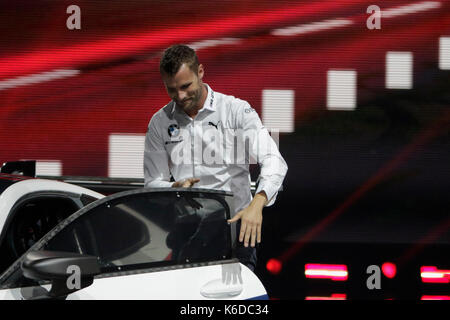 Frankfurt am Main, Deutschland. 12. September 2017. BMW Race Driver Martin Tomczyk kommt in der neuen BMW M8 GTE Rennwagen auf der Pressekonferenz. Deutsche Racing Team BMW Motorsport, eine Subvention der deutsche Autohersteller BMW, präsentiert die neuen Rennwagen BMW M8 GTE auf einer Pressekonferenz der 2017 Internationale Automobil-Ausstellung (IAA) in Frankfurt am Main. Stockfoto