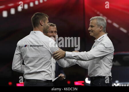 Frankfurt am Main, Deutschland. 12. September 2017. BMW Race Driver Martin Tomczyk (links), TV-Moderator Markus Othmer (Mitte) und BMW Motorsport Direktor Jens Marquardt (rechts) der neue BMW M8 GTE Rennwagen auf der Pressekonferenz anwesend. Deutsche Racing Team BMW Motorsport, eine Subvention der deutsche Autohersteller BMW, präsentiert die neuen Rennwagen BMW M8 GTE auf einer Pressekonferenz der 2017 Internationale Automobil-Ausstellung (IAA) in Frankfurt am Main. Stockfoto