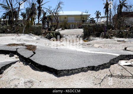 Big Pine Key, Florida, USA. 12 Sep, 2017. Hurricane Irma angeschnallt die Fahrbahn und stieß Sand über lange Strand fahren Sie auf Big Pine Key, so dass die Straße gefühllos für Fahrzeuge. Viele der Eigenschaften auf der Straße waren stark durch den Sturm beschädigt. Die Bewohner waren noch nicht erlaubt Wiedereintritt in die untere Florida Keys Credit: Sonne-hinweissymbol/ZUMA Draht/Alamy leben Nachrichten Stockfoto