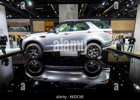 Frankfurt am Main, Deutschland. ,. Frankfurt Motor Show 2017 Presse tag Vorschau neueste Fahrzeuge für den weltweit größten Motor Show. Neue Land Rover Entdecken SVX SUV. Credit: Iain Masterton/Alamy leben Nachrichten Stockfoto