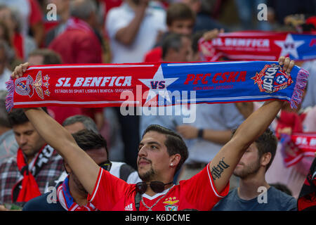 Lissabon, Portugal. 12 Sep, 2017. September 12, 2017. Lissabon, Portugal. Benfica Fan mit einem Schal des Spiels der 1. Runde des UEFA Champions League Gruppe A, SL Benfica v CSKA Moskau Credit: Alexandre de Sousa/Alamy leben Nachrichten Stockfoto