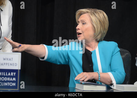 New York, New York, USA. 12 Sep, 2017. Die frühere US-Außenministerin Hillary Clinton, Zeichen Kopien ihres Buches, "was geschah" bei Barnes & Noble Union Square am 12. September 2017 in New York City. Credit: Erik Pendzich/Alamy leben Nachrichten Stockfoto