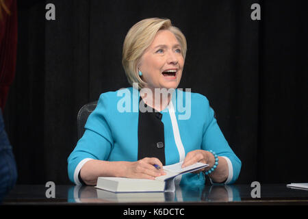 New York, New York, USA. Sept. 2017. Die ehemalige US-Außenministerin Hillary Clinton signiert am 12. September 2017 in New York City Kopien ihres Buches "What Happened" auf dem Barnes & Noble Union Square. Credit: Erik Pendzich/Alamy Live News Stockfoto