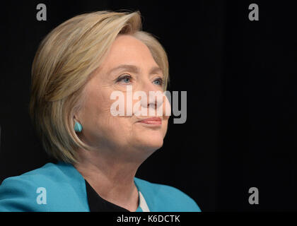 New York, New York, USA. 12 Sep, 2017. Die frühere US-Außenministerin Hillary Clinton, Zeichen Kopien ihres Buches, "was geschah" bei Barnes & Noble Union Square am 12. September 2017 in New York City. Credit: Erik Pendzich/Alamy leben Nachrichten Stockfoto