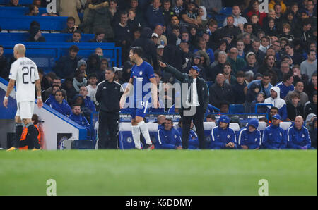 London, Großbritannien. 12 Sep, 2017. Antonio Conte von Chelsea beauftragt am Hof Seite während der UEFA Champions League Gruppe C Spiel zwischen Chelsea und Qarabag FK an der Stamford Bridge Stadion in London, Britain on Sept. 12, 2017. Chelsea gewann 6-0. Credit: Han Yan/Xinhua/Alamy leben Nachrichten Stockfoto