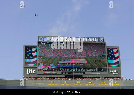 Green Bay, WI, USA. 10 Sep, 2017. Jets fliegen über das Stadion während der Nationalhymne in der NFL Football Spiel der Seattle Seahawks und die Green Bay Packers im Lambeau Field in Green Bay, WI. Green Bay besiegt Seattle 17-9. John Fisher/CSM/Alamy leben Nachrichten Stockfoto