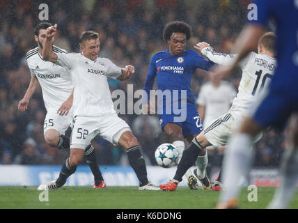 London, Großbritannien. 12 Sep, 2017. William (C) von Chelsea Mias für die Kugel während der UEFA Champions League Gruppe C Spiel zwischen Chelsea und Qarabag FK an der Stamford Bridge Stadion in London, Britain on Sept. 12, 2017. Chelsea gewann 6-0. Credit: Han Yan/Xinhua/Alamy leben Nachrichten Stockfoto