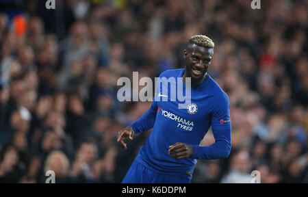 London, Großbritannien. 12 Sep, 2017. Tiemoue Bakayoko von Chelsea feiert nach zählen während der UEFA Champions League Gruppe C Spiel zwischen Chelsea und Qarabag FK an der Stamford Bridge Stadion in London, Britain on Sept. 12, 2017. Chelsea gewann 6-0. Credit: Han Yan/Xinhua/Alamy leben Nachrichten Stockfoto