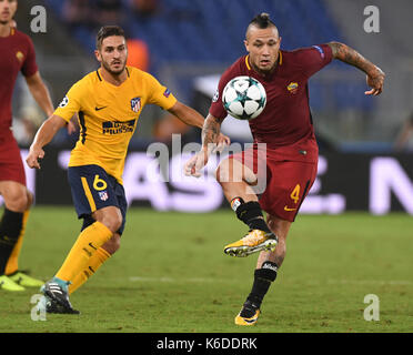 Rom, Italien. 12 Sep, 2017. Atletico Madrid Koke (L) konkurriert mit Roma's Radja Nainggolan während der UEFA Champions League Gruppe C Fußballspiel zwischen Roma und Atletico Madrid in Rom, Italien, Sept. 12, 2017. Endet das Spiel mit einem 0:0 unentschieden. Credit: Alberto Lingria/Xinhua/Alamy leben Nachrichten Stockfoto