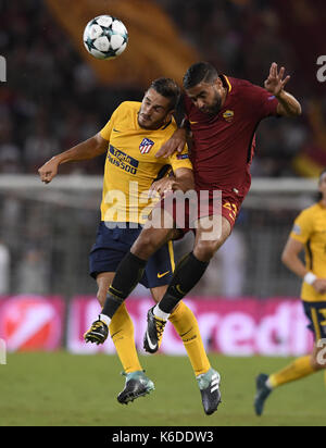 Rom, Italien. 12 Sep, 2017. Atletico Madrid Koke (L) konkurriert mit Roma's Gregoire Defrel während der UEFA Champions League Gruppe C Fußballspiel zwischen Roma und Atletico Madrid in Rom, Italien, Sept. 12, 2017. Endet das Spiel mit einem 0:0 unentschieden. Credit: Alberto Lingria/Xinhua/Alamy leben Nachrichten Stockfoto