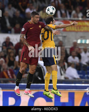 Rom, Italien. 12 Sep, 2017. Roma's Aleksandar Kolarov (L) konkurriert mit Atletico Madrid Juanfran während der UEFA Champions League Gruppe C Fußballspiel zwischen Roma und Atletico Madrid in Rom, Italien, Sept. 12, 2017. Endet das Spiel mit einem 0:0 unentschieden. Credit: Alberto Lingria/Xinhua/Alamy leben Nachrichten Stockfoto