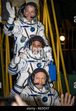 Internationale Raumstation ISS Expedition 53 Flight Engineer Mark Vande Hei der NASA, top, Flugingenieur Joe Acaba der NASA, und Soyuz Kommandant Alexander Misurkin von Roskosmos, unten, Wave Abschied vor der Sojus MS-06 Raumschiff Boarding für den Start vom Kosmodrom Baikonur 13. September 2017 in Baikonur, Kasachstan. Die Crew 5 verbringen und eine halbe Monate an Bord der Orbiting Laboratory. Stockfoto