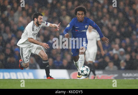 London, Großbritannien. 12 Sep, 2017. William (R) von Chelsea Mias mit Badavi Huseynov von Qarabag FK während der UEFA Champions League Gruppe C Spiel im Stamford Bridge Stadion in London, Britain on Sept. 12, 2017. Chelsea gewann 6-0. Credit: Han Yan/Xinhua/Alamy leben Nachrichten Stockfoto