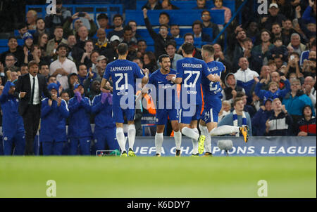 London, Großbritannien. 12 Sep, 2017. Die Spieler des FC Chelsea feiern, nachdem zählen während der UEFA Champions League Gruppe C Spiel zwischen Chelsea und Qarabag FK an der Stamford Bridge Stadion in London, Britain on Sept. 12, 2017. Chelsea gewann 6-0. Credit: Han Yan/Xinhua/Alamy leben Nachrichten Stockfoto