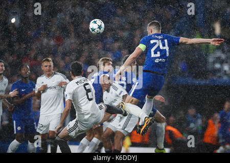 London, Großbritannien. 12 Sep, 2017. Gary Cahill (Oben) von Chelsea Köpfe für die Kugel während der UEFA Champions League Gruppe C Spiel zwischen Chelsea und Qarabag FK an der Stamford Bridge Stadion in London, Britain on Sept. 12, 2017. Chelsea gewann 6-0. Credit: Han Yan/Xinhua/Alamy leben Nachrichten Stockfoto